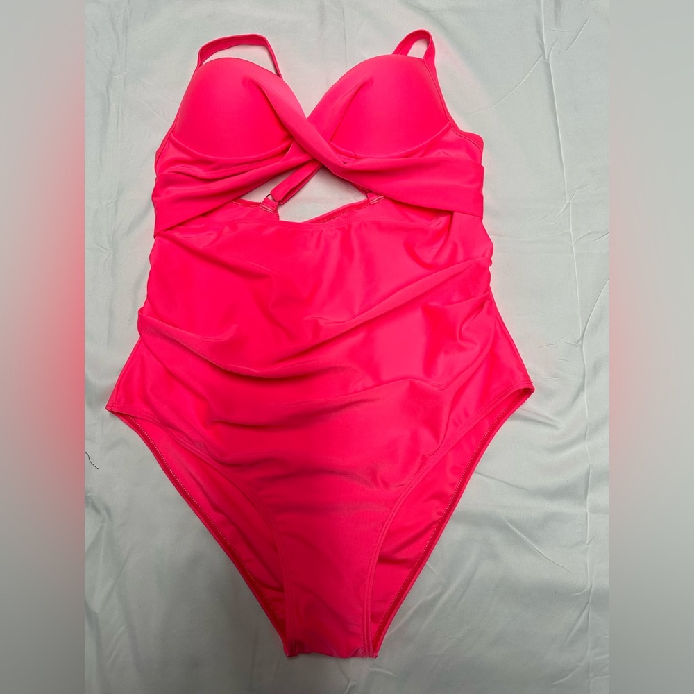 NWOT. Women’s XL one piece bathing suit. With cut out!